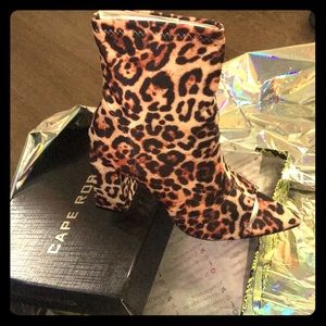 SOLD!!Pointed Peep Toe cheetah booties